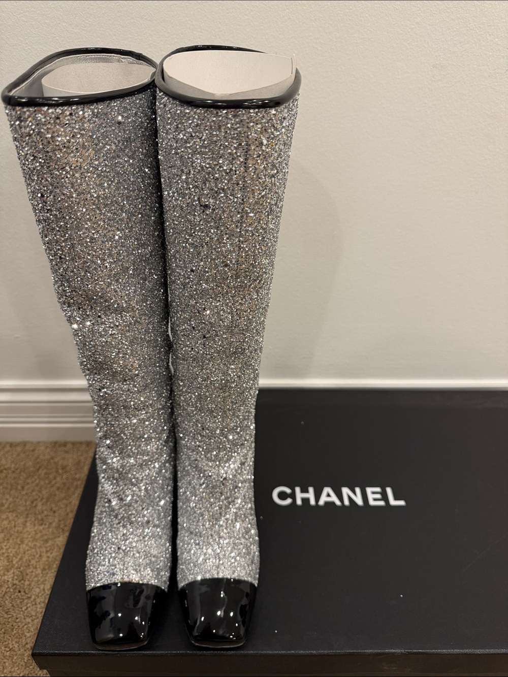 Chanel Silver Glitter Knee High Boots
Paris Fashion Week Iconic Runway 37.5 - Picture 12 of 17